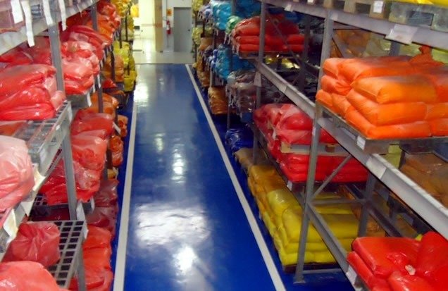 tinta-epoxi-para-pisos-concreto-azulejo-e-garagens-D_NQ_NP_12277-MLB20056348865_032014-F