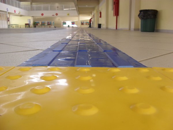 escola-acessivel-piso-tatil-rota-tatil-890264