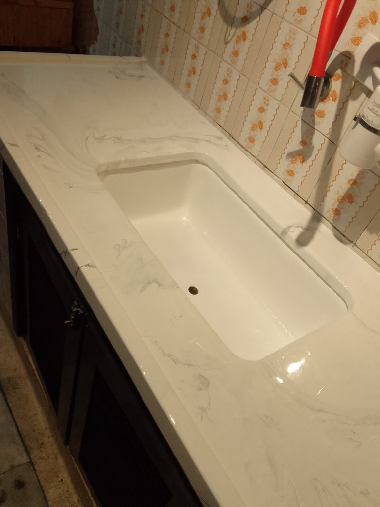 Pia com resina epóxi branca 