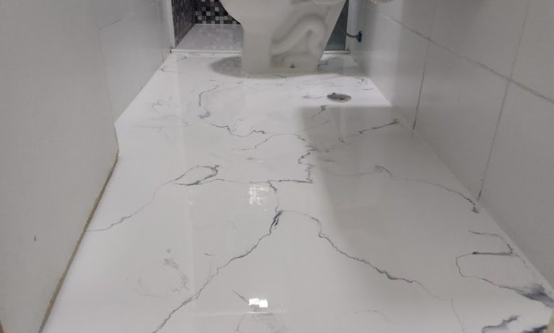 Resina epóxi banheiro marmorizado branco com cinza.